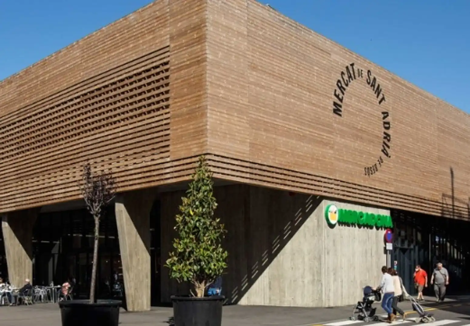 Außenansicht von Gebäude zum Verkauf in Sant Adrià de Besòs