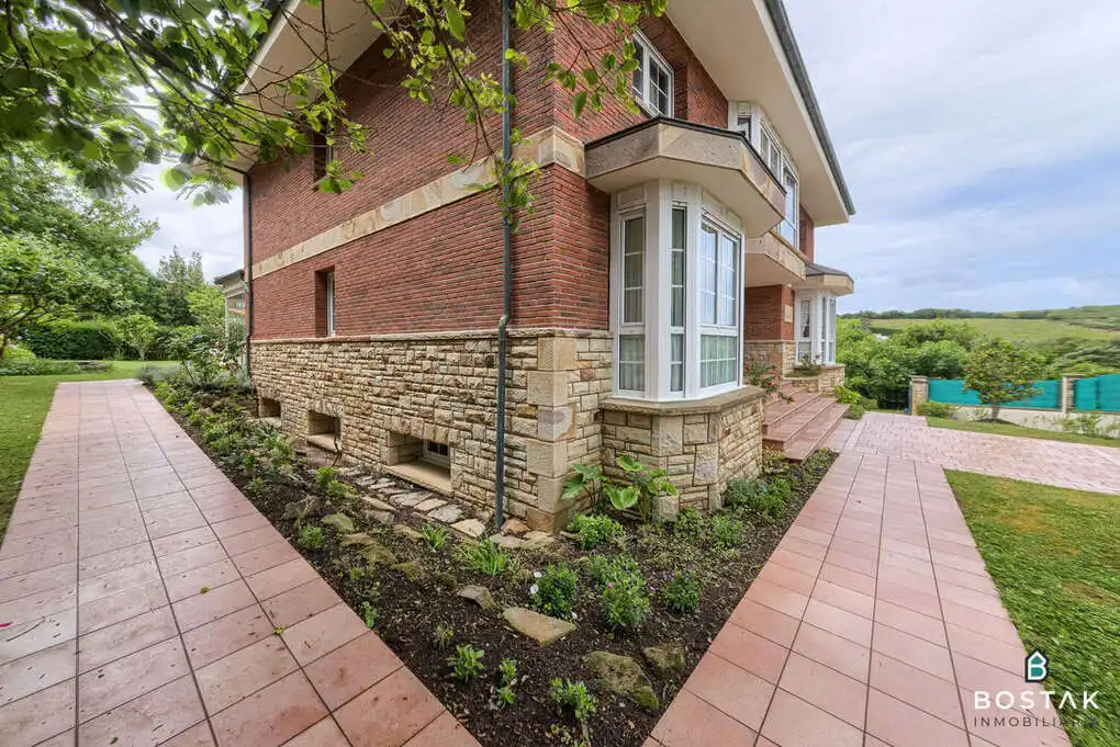 Vista exterior de Casa o xalet en venda en Barrika amb Calefacció, Jardí privat i Terrassa