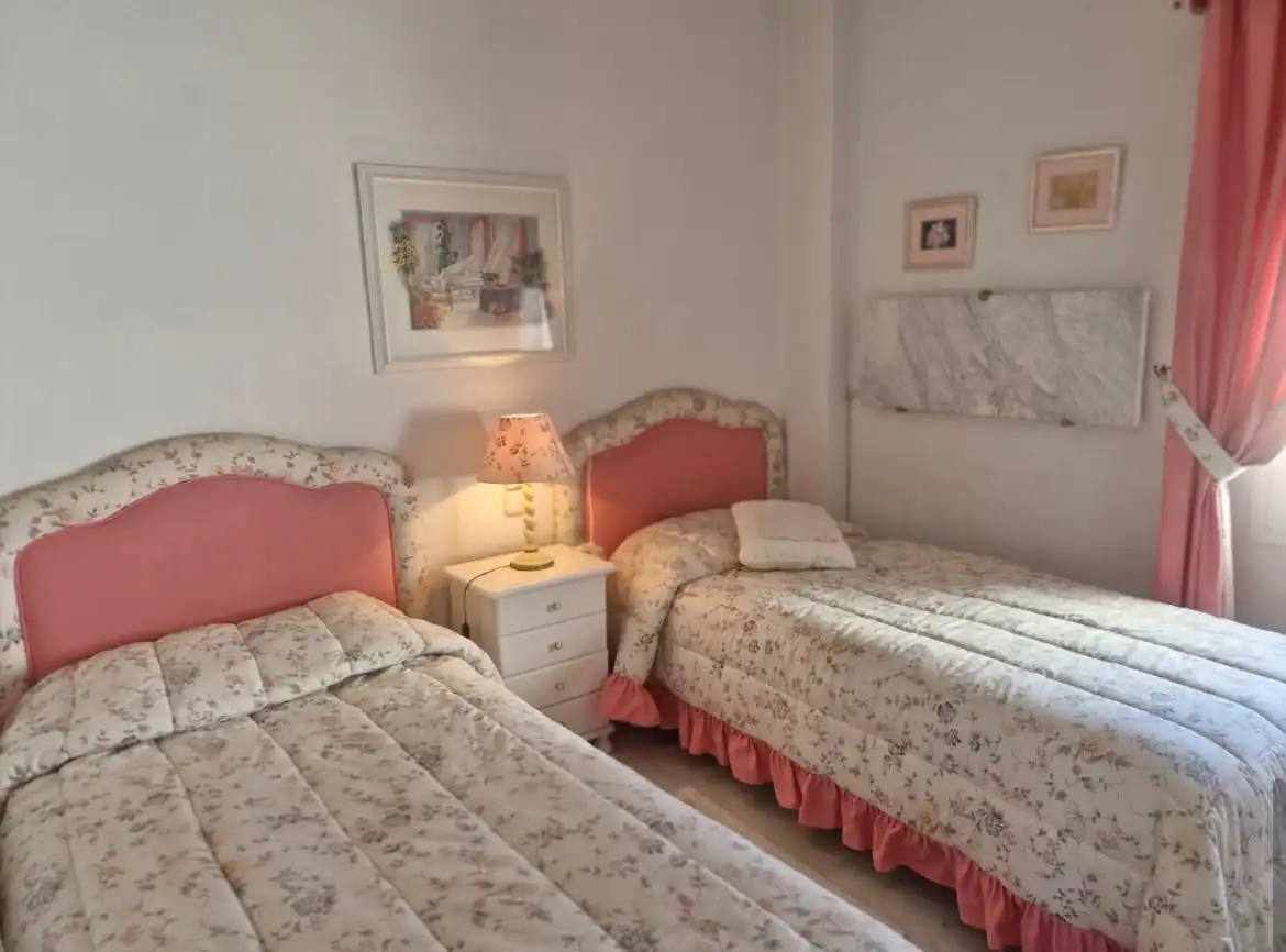 Schlafzimmer von Dachboden zum Verkauf in Marbella mit Klimaanlage, Terrasse und Möbliert