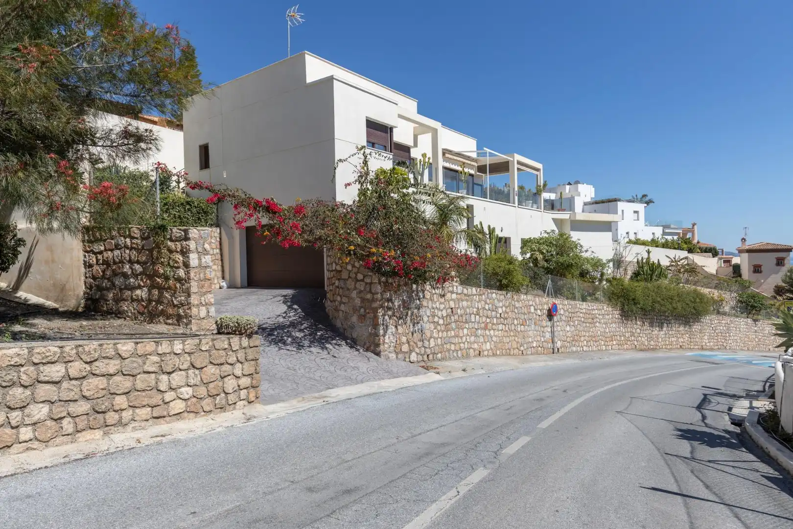 Vista exterior de Casa o xalet en venda en Salobreña amb Aire condicionat, Jardí privat i Piscina