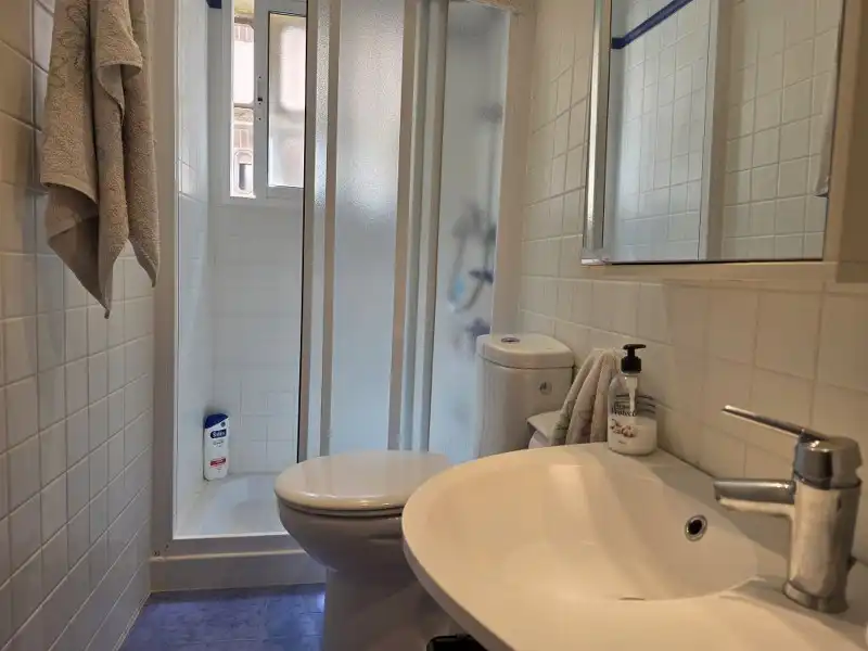 Badezimmer von Wohnungen zum Verkauf in Cullera mit Klimaanlage, Heizung und Parkett