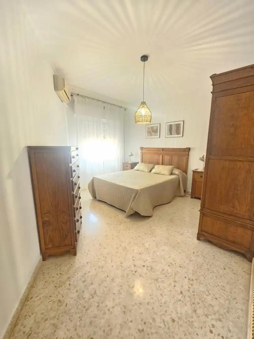 Schlafzimmer von Wohnung zur Miete in Dos Hermanas mit Klimaanlage, Terrasse und Möbliert