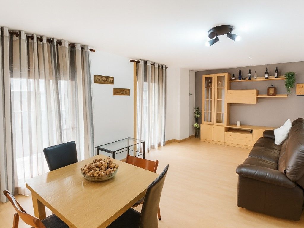 Sala d'estar de Pis de lloguer en Vilanova i la Geltrú amb Moblat, Forn i Balcó