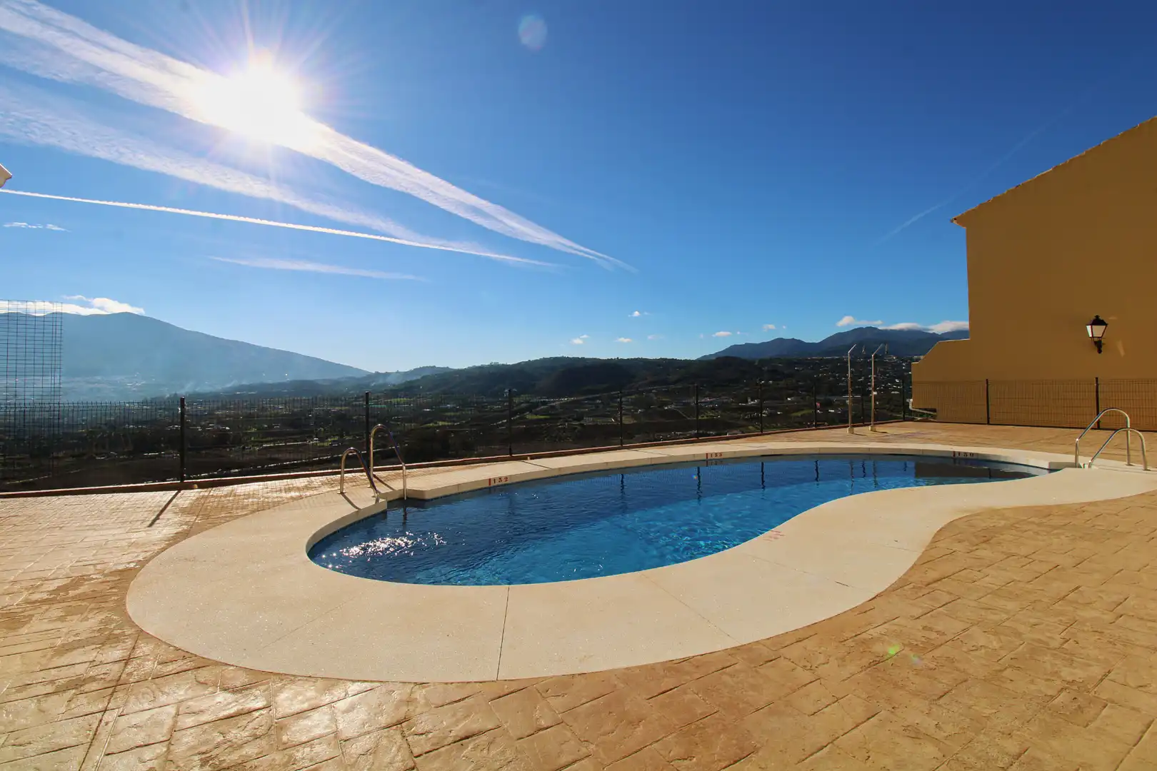 Piscina de Casa adosada en venda en Coín amb Aire condicionat, Calefacció i Terrassa