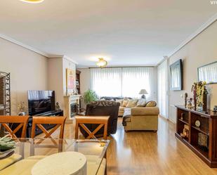 Sala d'estar de Casa o xalet en venda en Rivas-Vaciamadrid amb Aire condicionat, Terrassa i Piscina