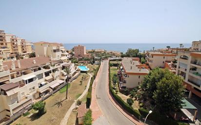 Vista exterior de Àtic en venda en Benalmádena amb Aire condicionat, Terrassa i Piscina