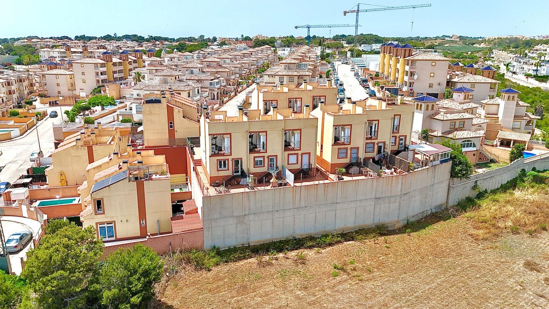 Vista exterior de Casa adosada en venda en Orihuela