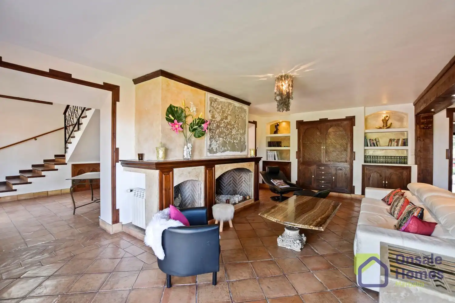 Sala d'estar de Casa o xalet en venda en Marbella amb Aire condicionat, Jardí privat i Terrassa