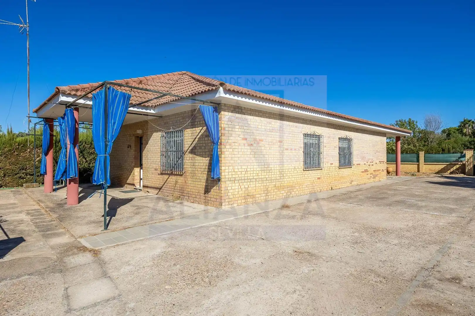 Houses for sale in Sanlúcar la Mayor, Sevilla