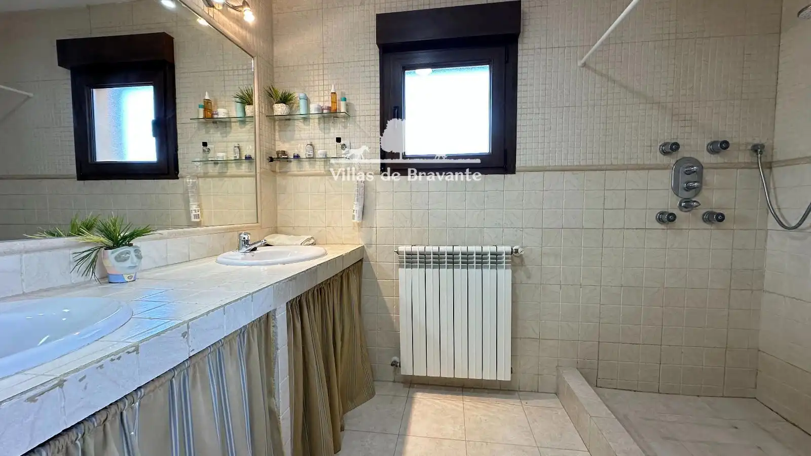 Bathroom of Houses for sale in Villanueva de la Cañada  with Air Conditioner, Heating and Parquet flooring