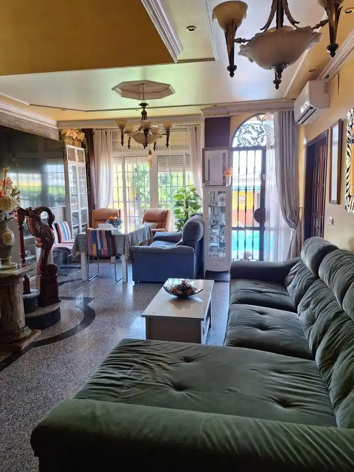 Sala de estar de Casa o chalet en venta en Alcalá de Guadaira con Aire acondicionado, Jardín privado y Terraza