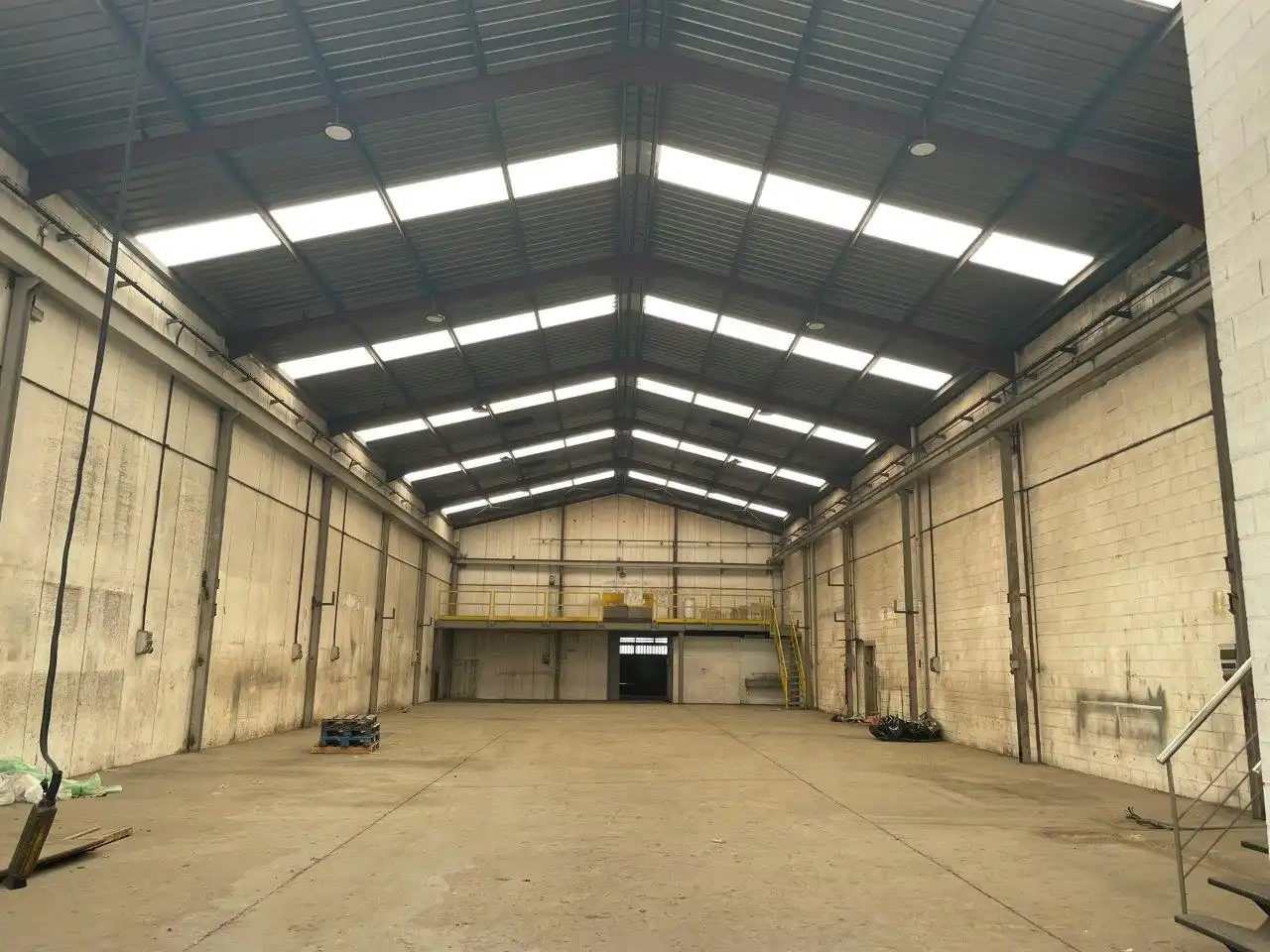 Vista exterior de Nau industrial en venda en Sant Andreu de la Barca amb Alarma
