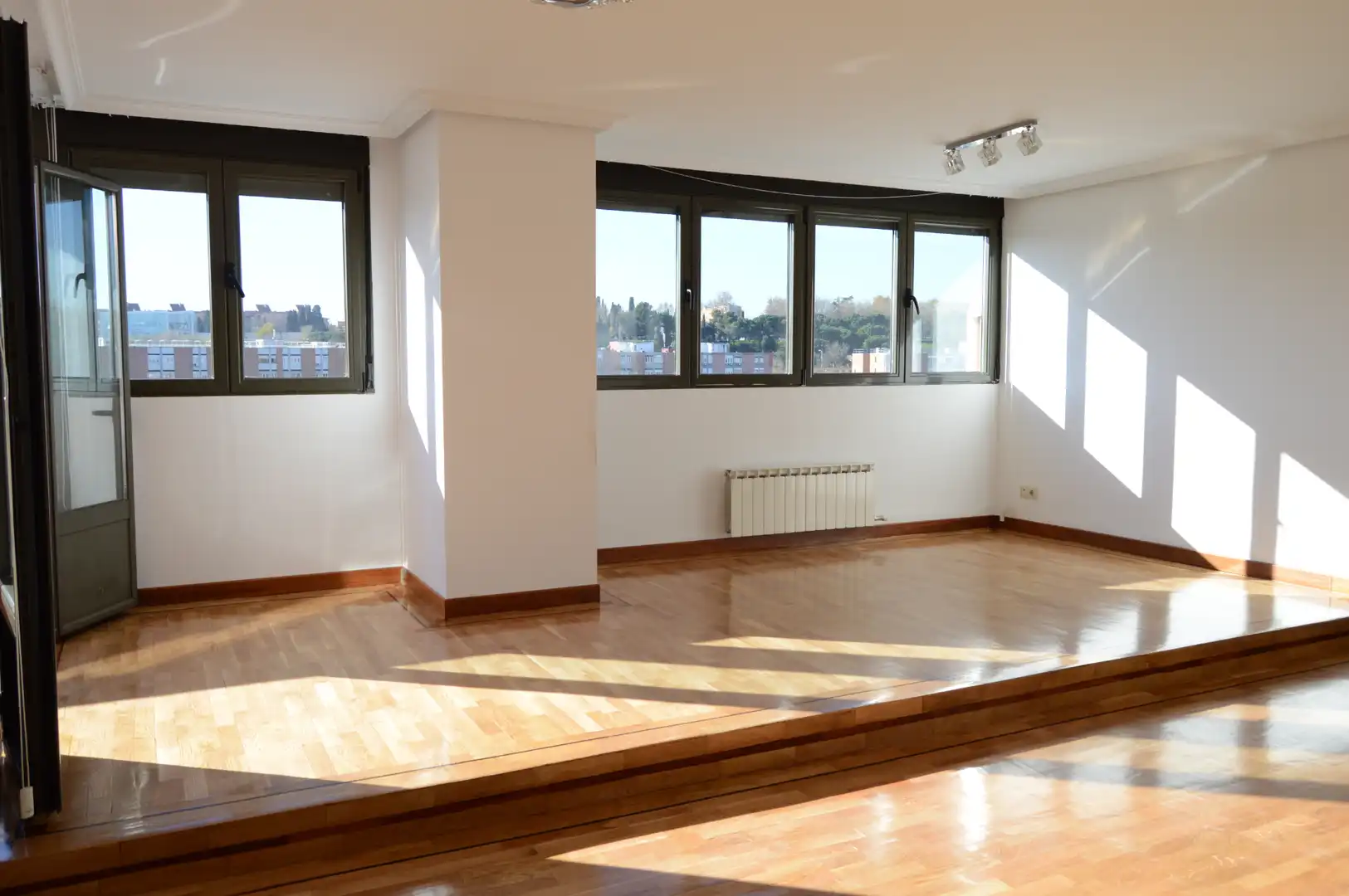 Living room of Attic for rent in Madrid  with Air Conditioner, Heating and Parquet flooring
