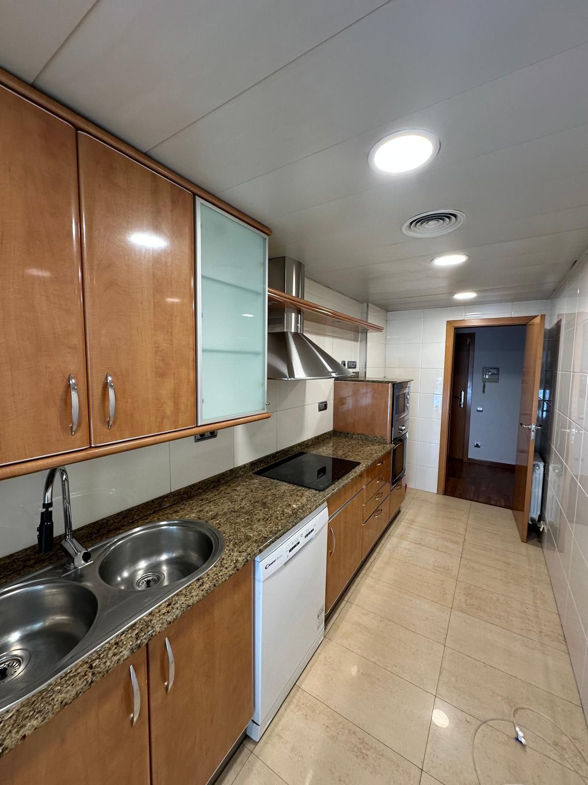 Cuina de Àtic en venda en Cornellà de Llobregat amb Aire condicionat, Calefacció i Terrassa