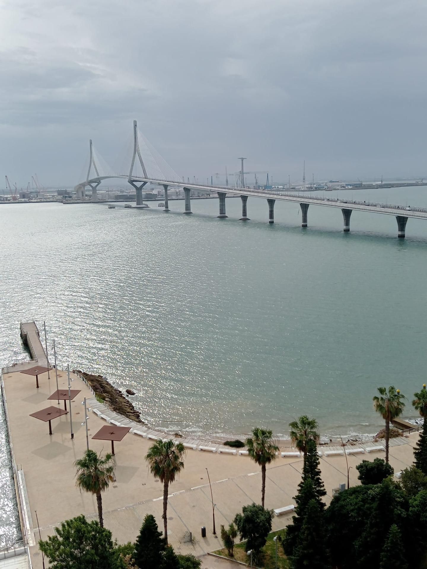 Vista exterior de Pis de lloguer en  Cádiz Capital amb Aire condicionat i Calefacció