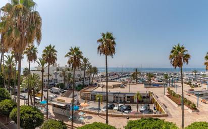 Vista exterior de Apartament en venda en Marbella amb Aire condicionat, Terrassa i Balcó