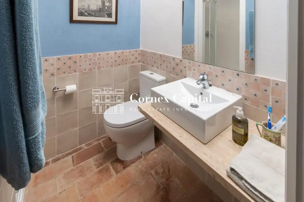 Baño de Finca rústica de alquiler en Rupià con Aire acondicionado, Calefacción y Jardín privado