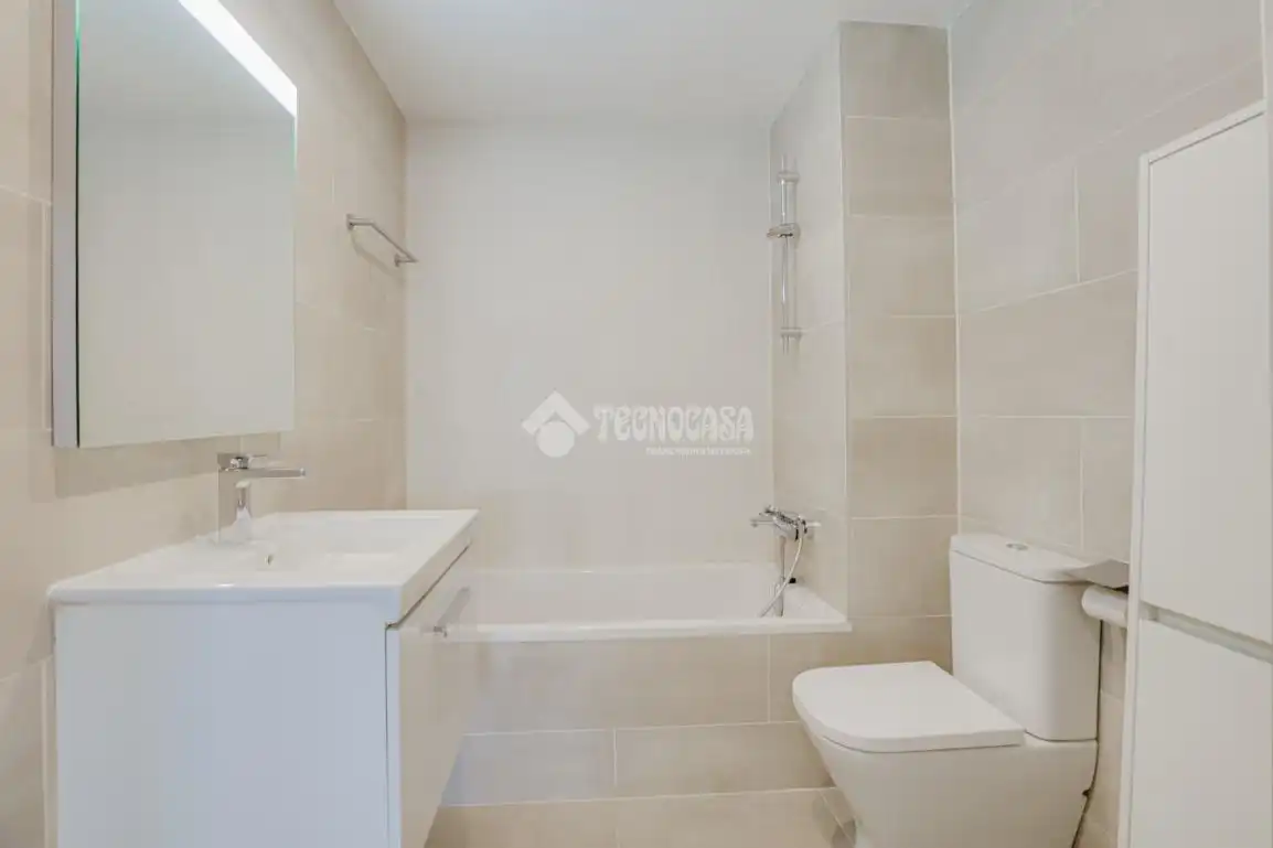 Baño de Piso en venta en L'Hospitalet de Llobregat con Aire acondicionado, Calefacción y Trastero