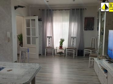 Adosado con balcón en venta en Parque de la Constitución 5a