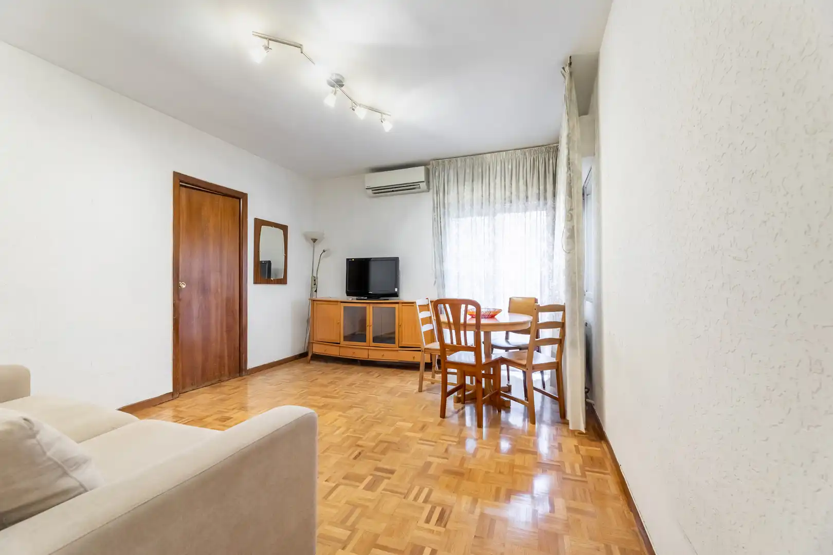 Sala d'estar de Pis en venda en Madrid amb Calefacció i Terrassa
