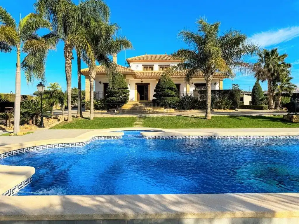 Vista exterior de Casa o xalet en venda en Orihuela amb Aire condicionat, Jardí privat i Traster