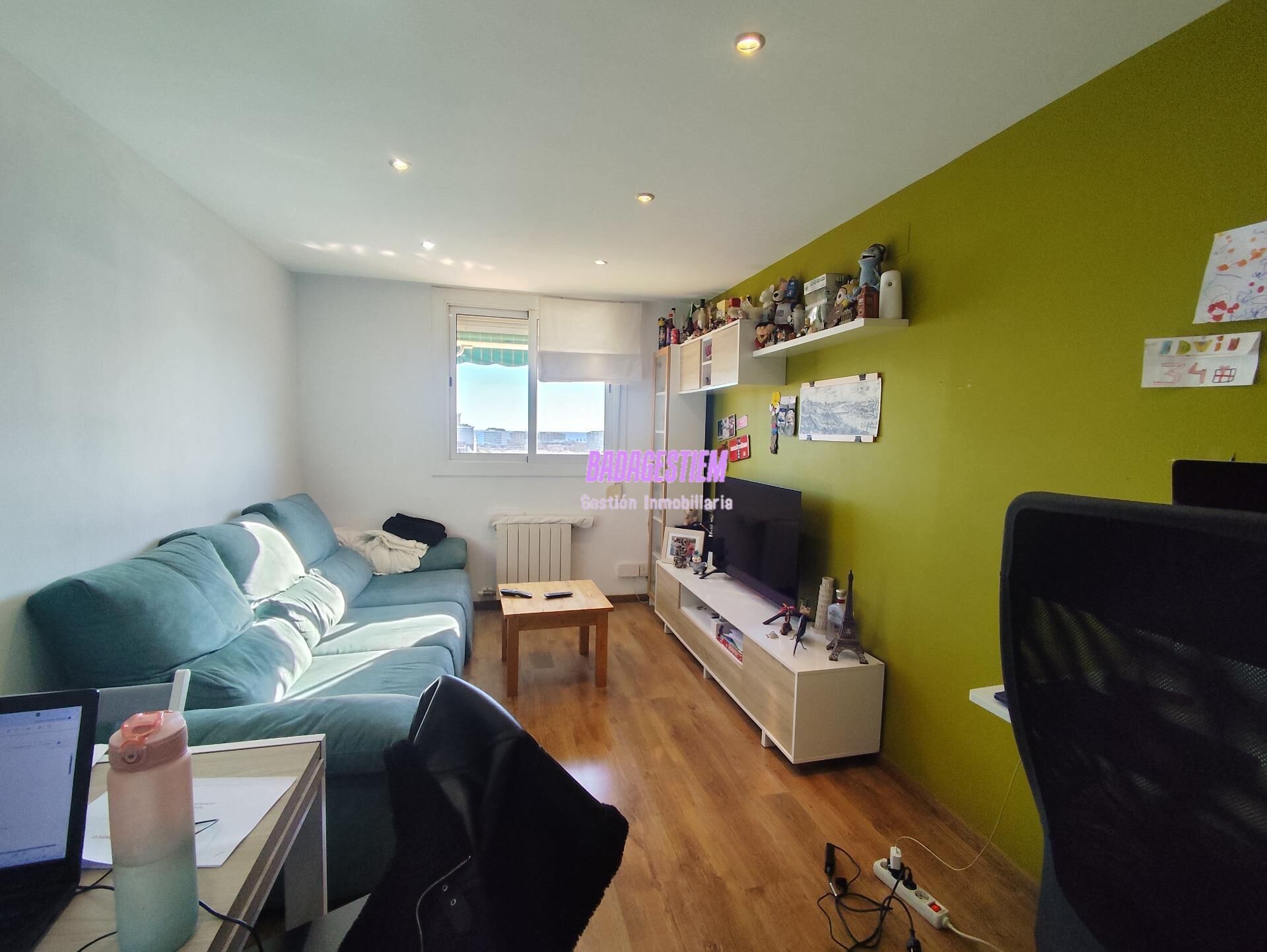 Sala d'estar de Pis en venda en Badalona amb Aire condicionat, Parquet i Balcó