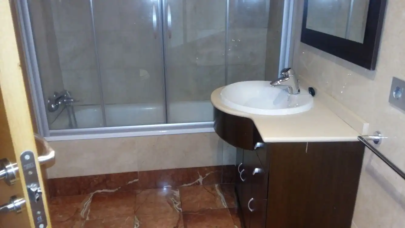 Bany de Apartament de lloguer en Badajoz amb Aire condicionat, Calefacció i Moblat