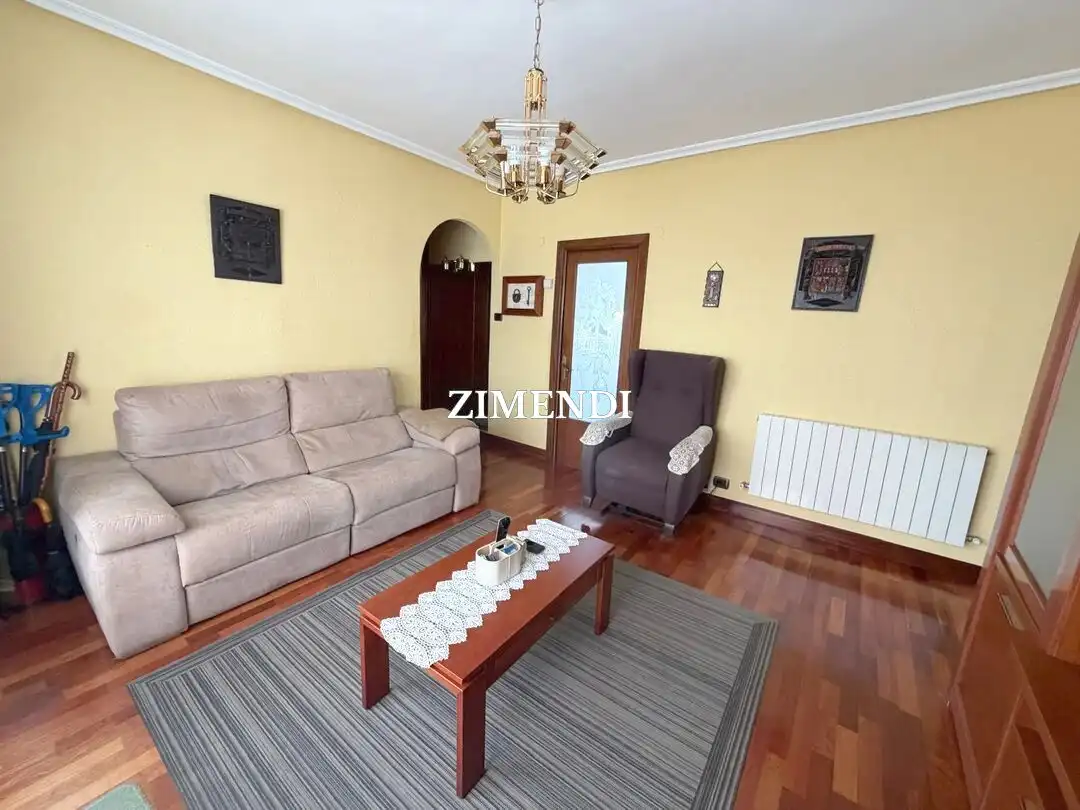 Sala de estar de Piso en venta en Berriz con Calefacción, Trastero y Amueblado