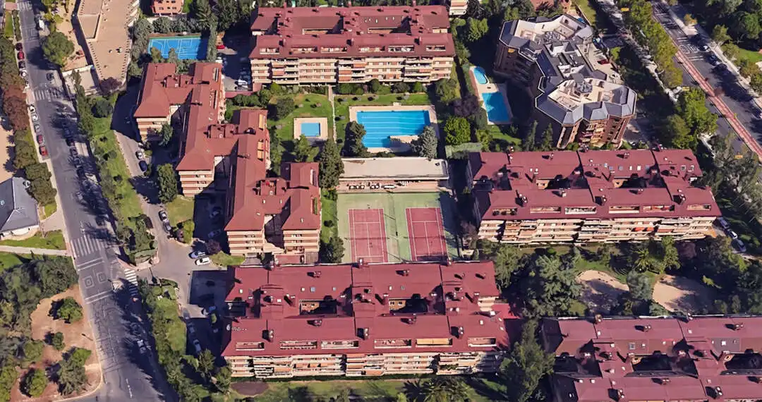 Außenansicht von Wohnung zur Miete in Majadahonda mit Klimaanlage, Heizung und Privatgarten