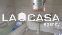 Bany de Casa o xalet en venda en Dos Hermanas amb Terrassa i Balcó