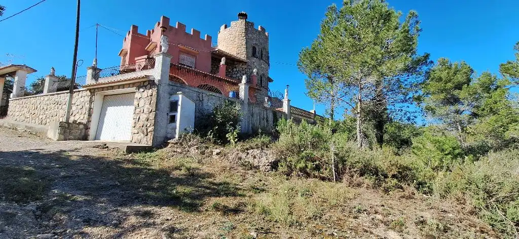 Vista exterior de Casa o xalet en venda en Navarrés amb Jardí privat, Terrassa i Piscina