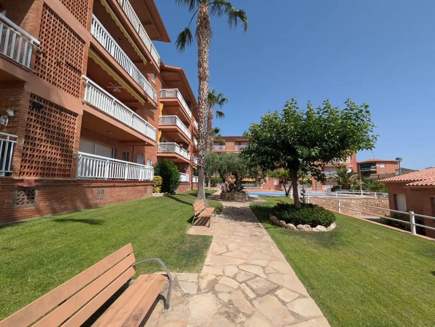Vista exterior de Àtic en venda en Roda de Berà amb Jardí privat, Traster i Piscina