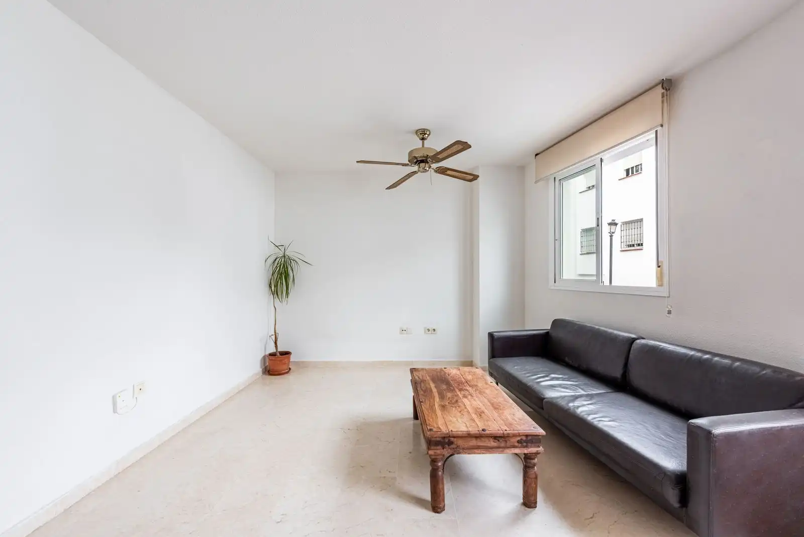 Living room of Flat for sale in Benahavís  with Air Conditioner, Private garden and Furnished