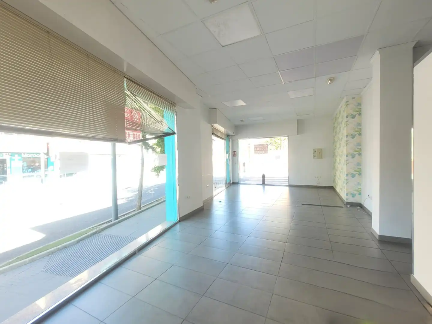 Local comercial de lloguer a Avenida Blas de Otero
