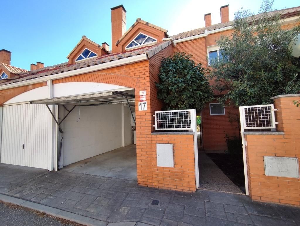 Exterior view of Single-family semi-detached for sale in La Pedraja de Portillo   with Heating, Private garden and Terrace