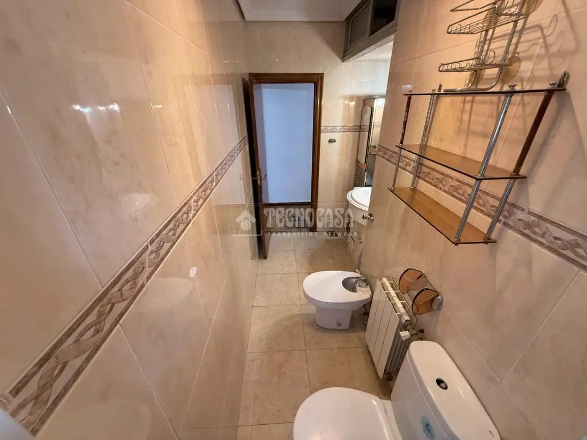 Bathroom of Flat for sale in Madrid
