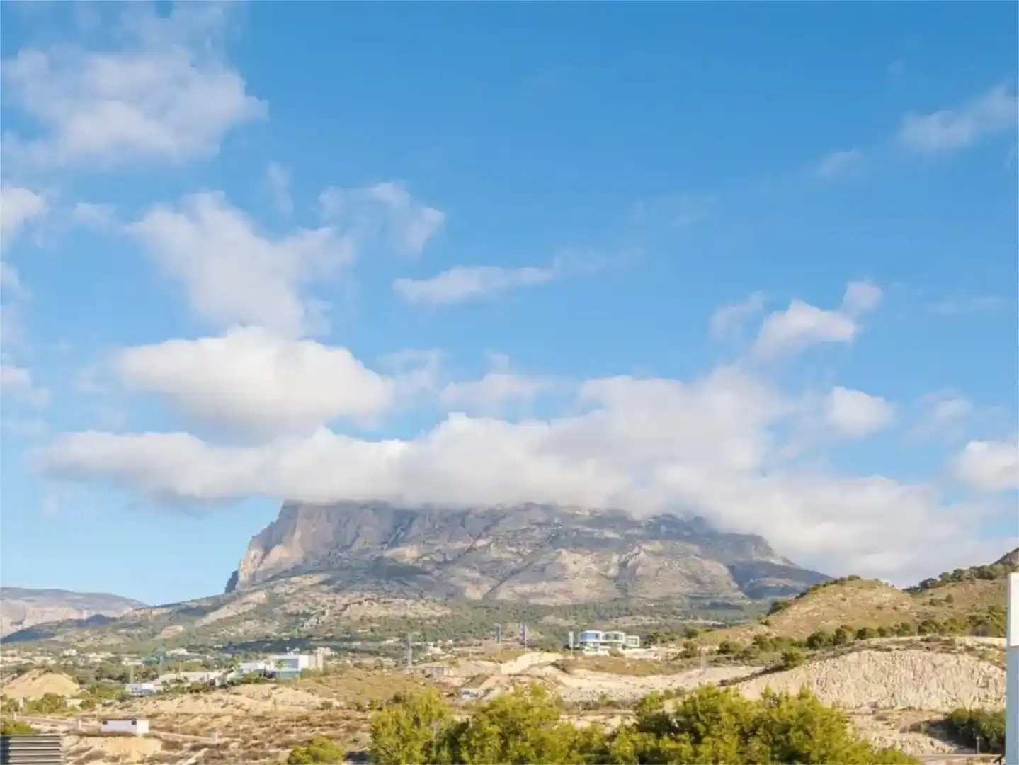 Vista exterior de Casa o xalet en venda en Finestrat amb Aire condicionat, Piscina i Balcó