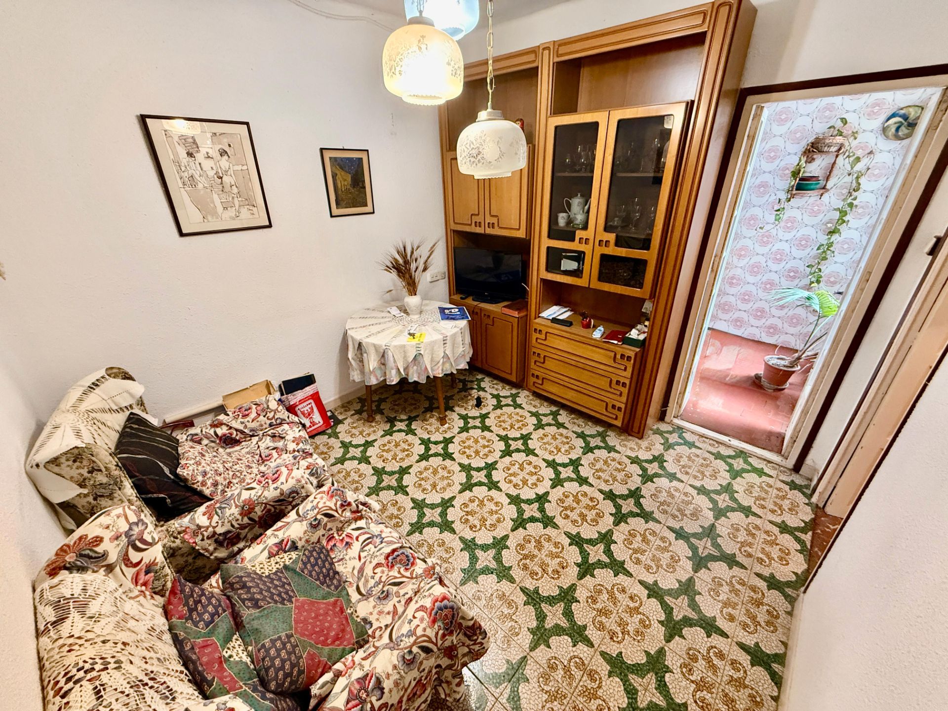 Sala d'estar de Pis en venda en Cornellà de Llobregat amb Forn i Balcó