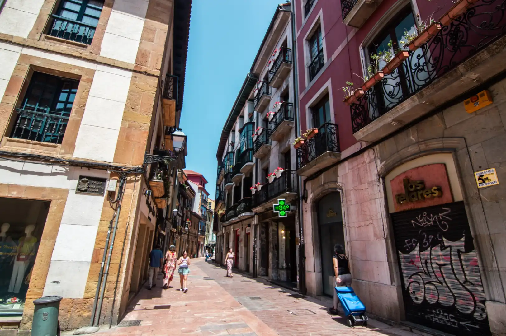 Vista exterior de Pis en venda en Oviedo  amb Calefacció, Parquet i Moblat