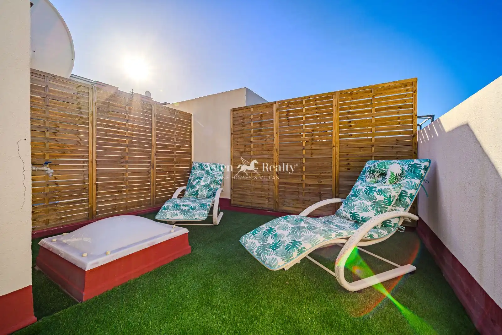 Terrasse von Einfamilien-Reihenhaus zum Verkauf in Arona mit Klimaanlage, Terrasse und Abstellraum