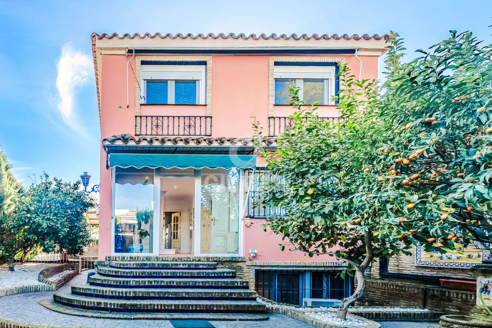 Vista exterior de Casa adosada en venda en Gelves amb Calefacció, Jardí privat i Piscina