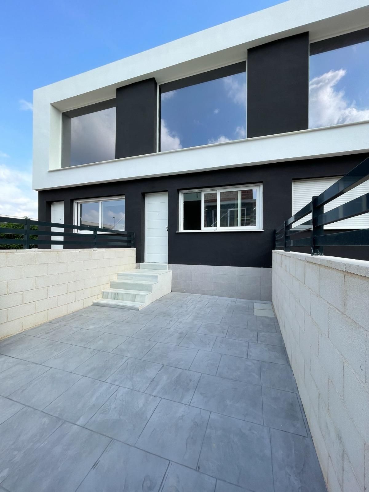 Vista exterior de Casa o xalet en venda en Santa Pola amb Jardí privat i Piscina comunitària