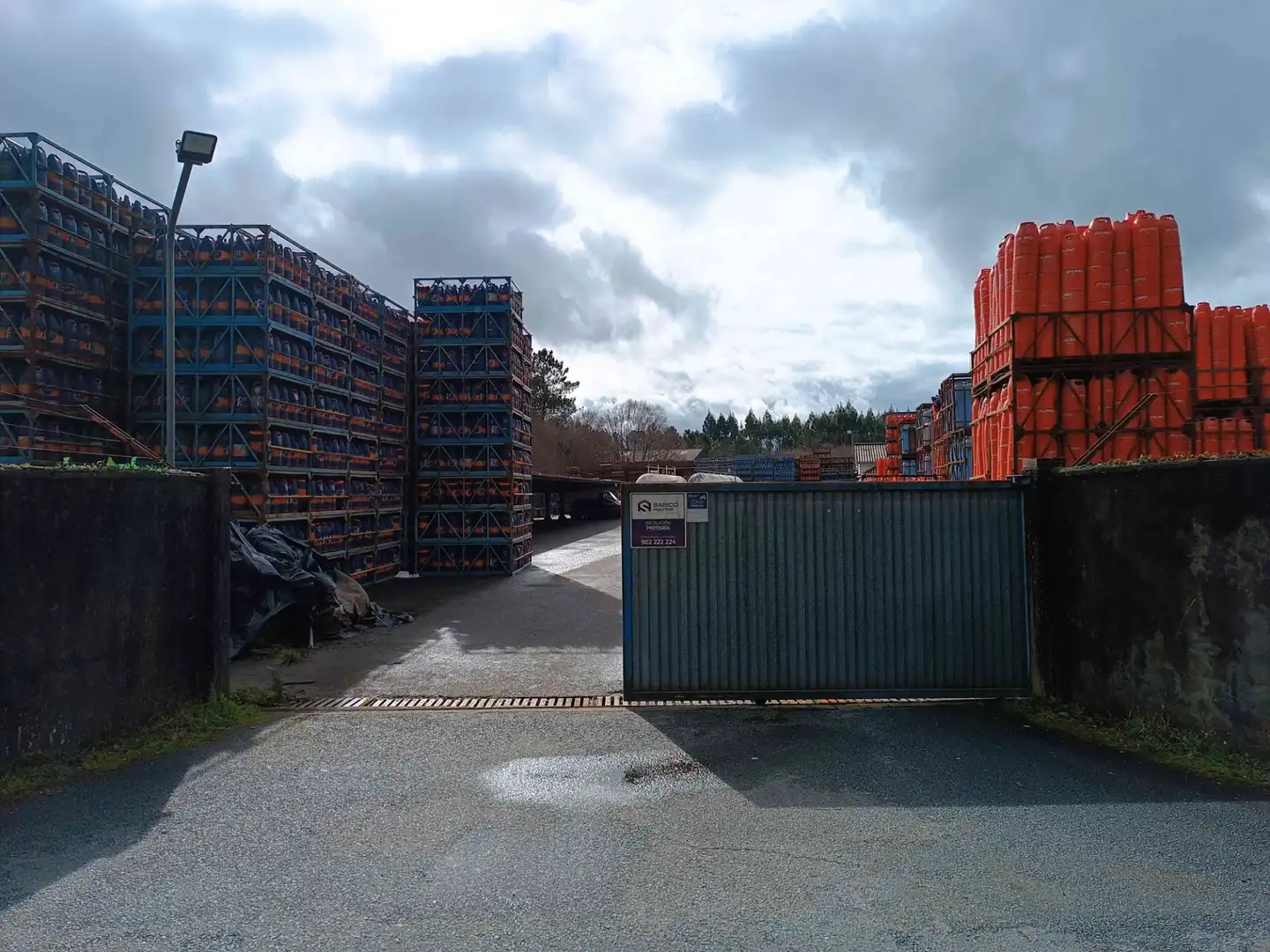 Parkplatz von Fabrikhallen zum Verkauf in Guitiriz