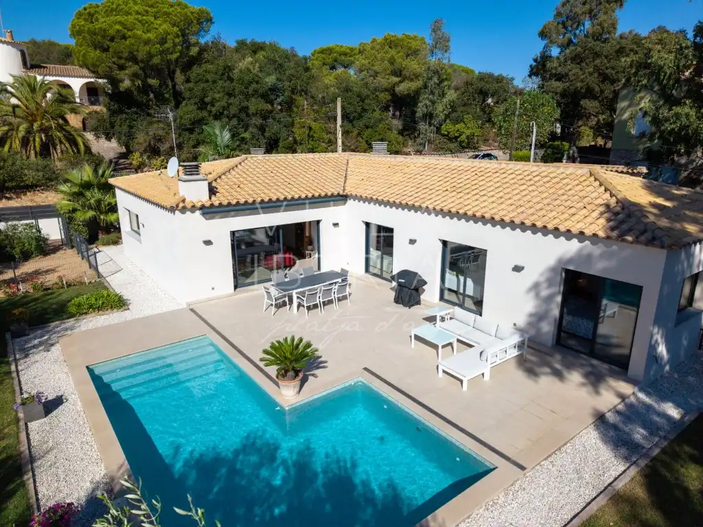 Casa amb piscina en venda a Calle Dels Avets 29