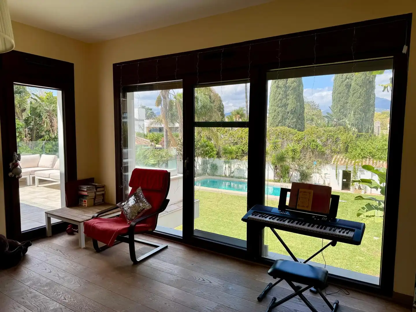 Sala d'estar de Casa o xalet de lloguer en Marbella amb Aire condicionat, Calefacció i Jardí privat