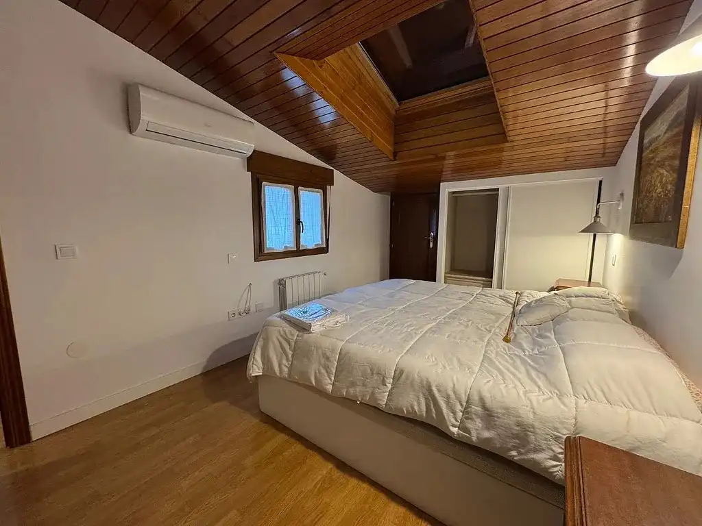 Habitación de Casa adosada en venta en El Escorial con Calefacción, Jardín privado y Parquet