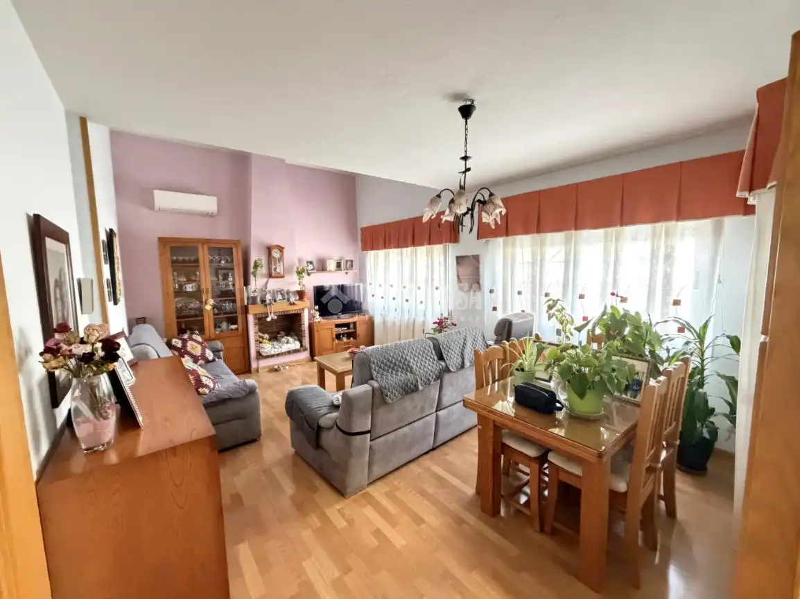 Sala d'estar de Casa adosada en venda en Velilla de San Antonio amb Aire condicionat, Calefacció i Jardí privat