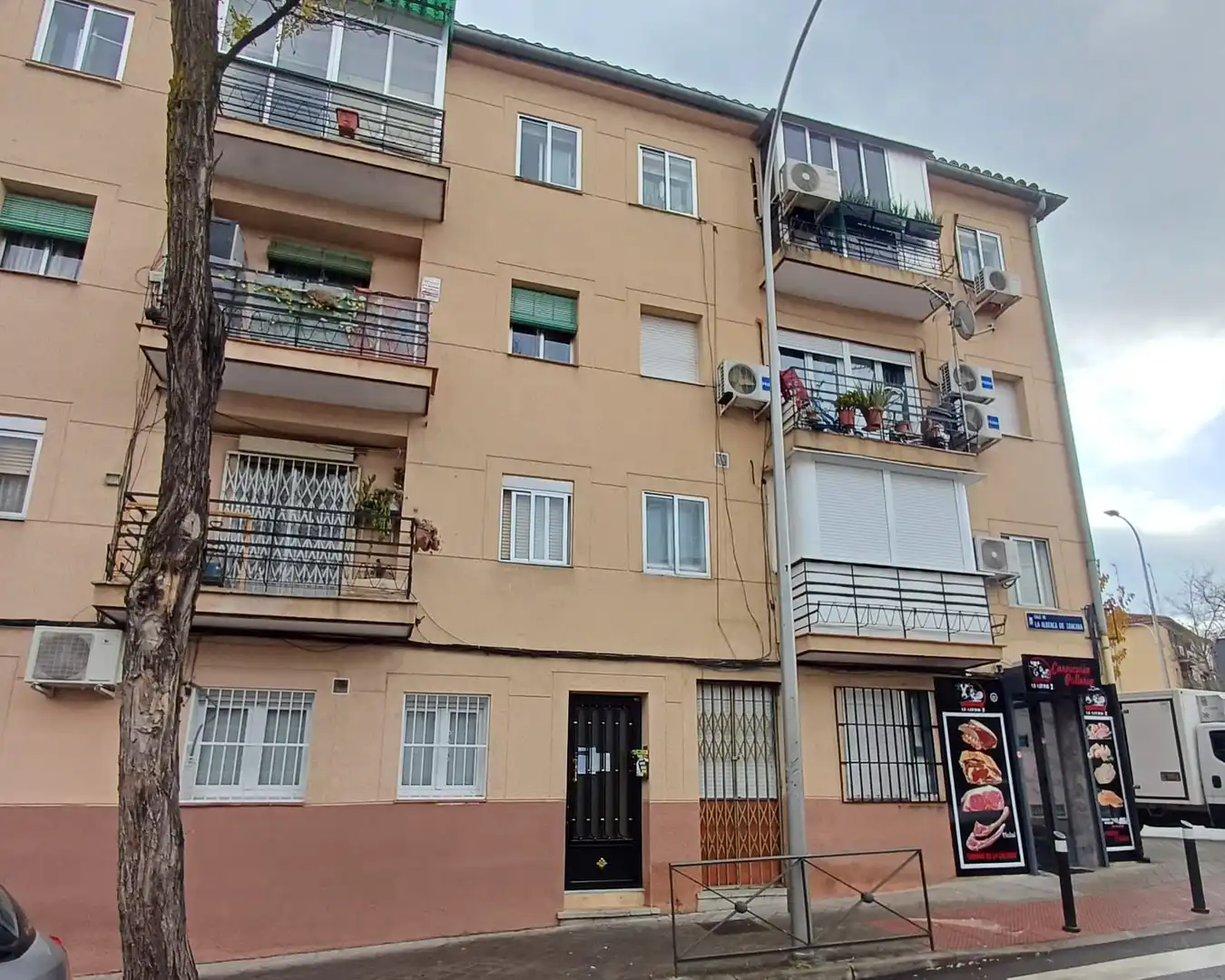 Vista exterior de Pis en venda en Madrid amb Calefacció