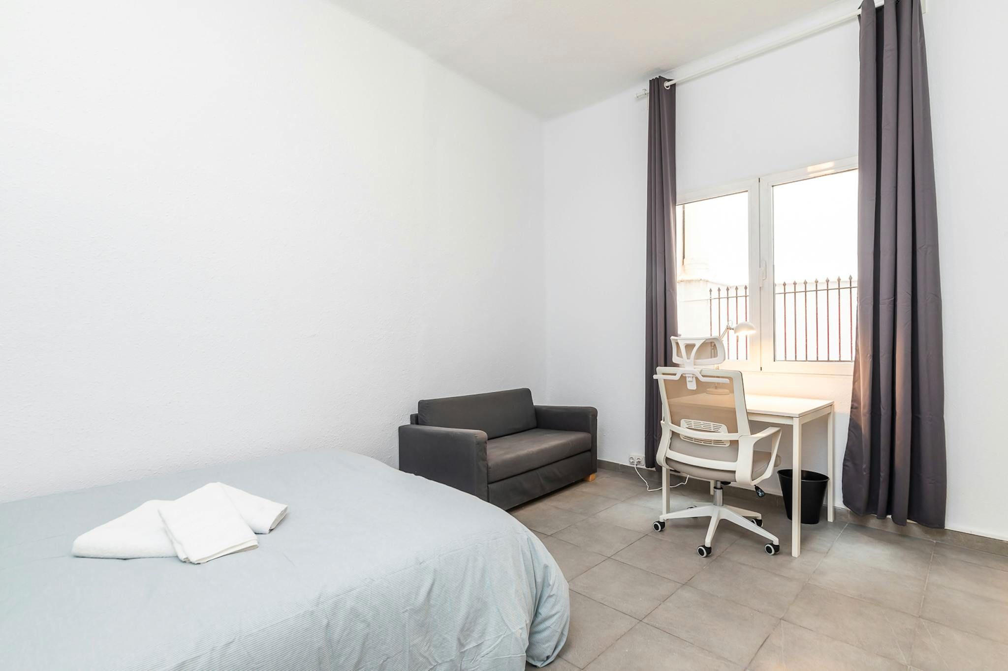 Bedroom of Flat to share in  Valencia Capital  with Heating and Washing machine