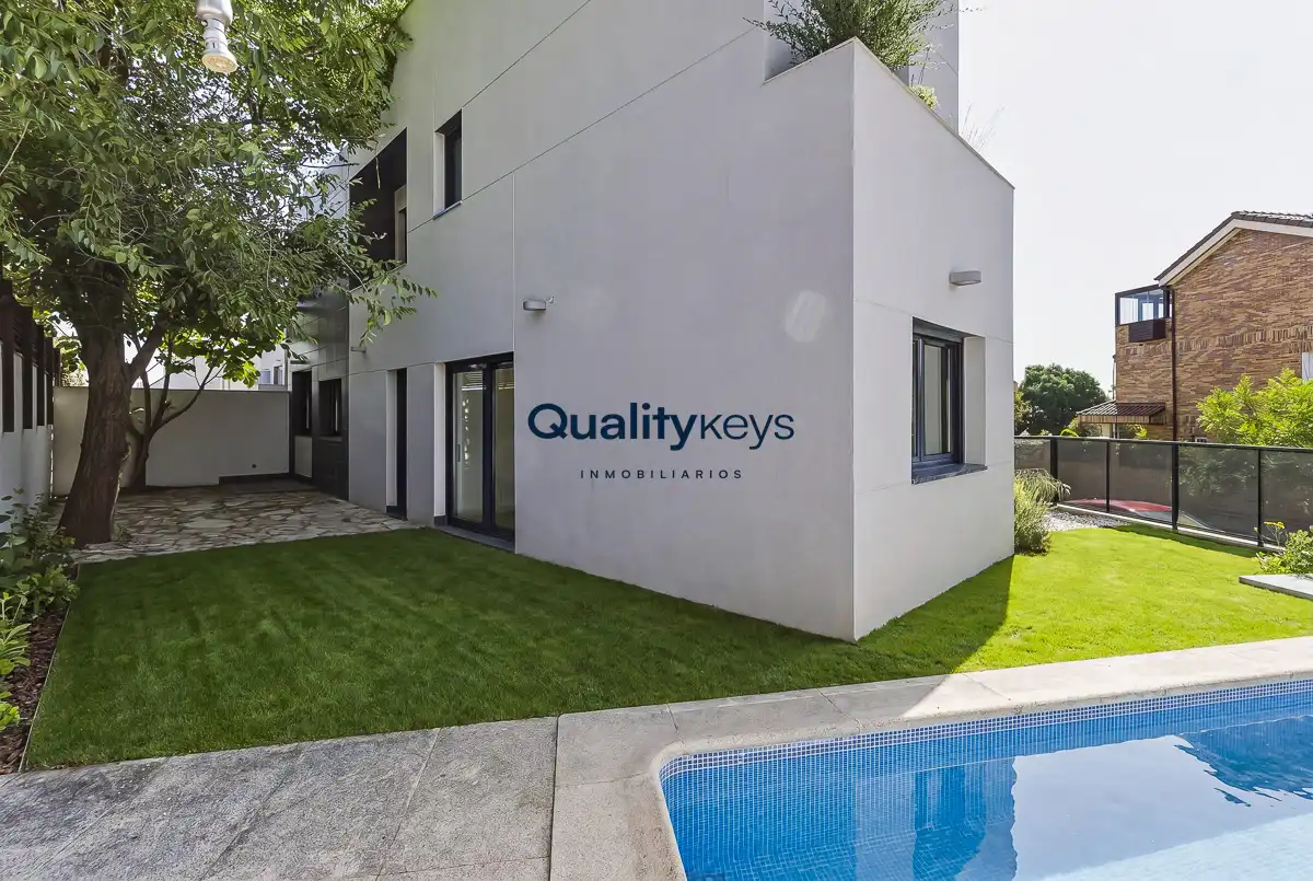 Vista exterior de Casa o chalet en venta en Madrid con Aire acondicionado, Calefacción y Jardín privado